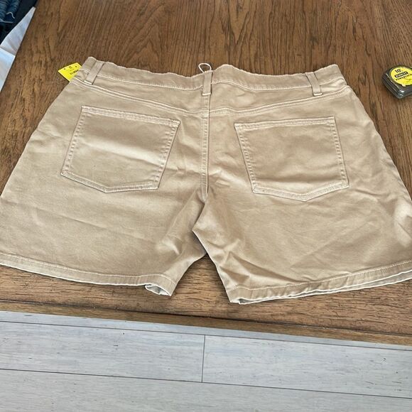 BELLA DAHL KHAKI COLORED SHORTS.  NEW WITH TAGS - Picture 5 of 8